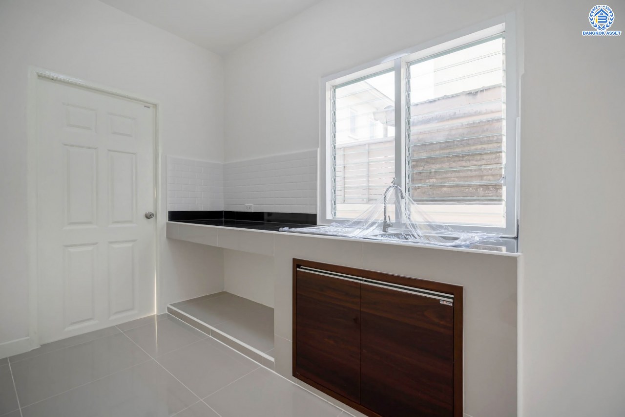 บ้านมือสองตกแต่งใหม่ สุดคุ้ม! โครงการ ภัสสร8 บางใหญ่ ดีไซน์สวย เนื้อที่ 50.7 ตร.ว. ฟังก์ชัน 4 ห้องนอน 3 ห้องน้ำ จอดรถได้ 2 คัน แต่งครบพร้อมอยู่ บนทำเลศักยภาพ โครงการติดถนนใหญ่ เข้า-ออกสะดวก ใกล้เซ็นทรัลเวสต์เกต รถไฟฟ้า "สถานีตลาดบางใหญ่" และจุดขึ้นทางด่วน "ศรีรัช"